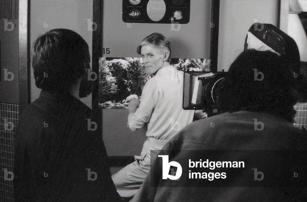Bild von Fotografie "David Bowie am Set von 'The Man Who Fell to Earth'" 1976, b/w