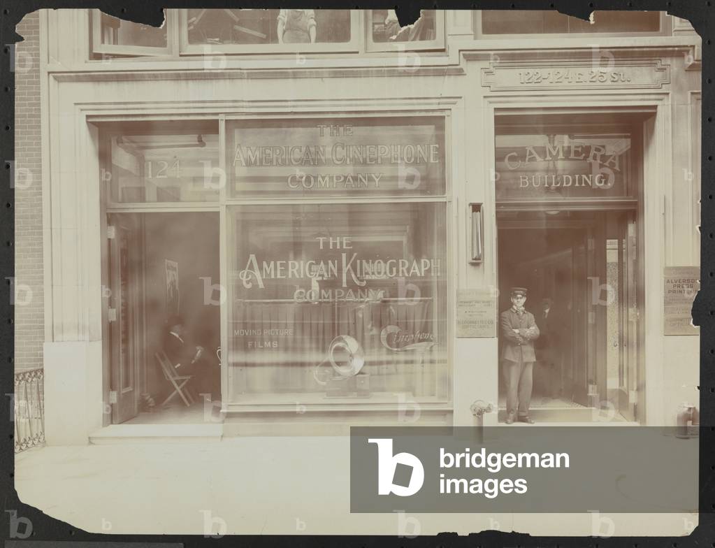 "The Camera Building" 1910 di Byron Company