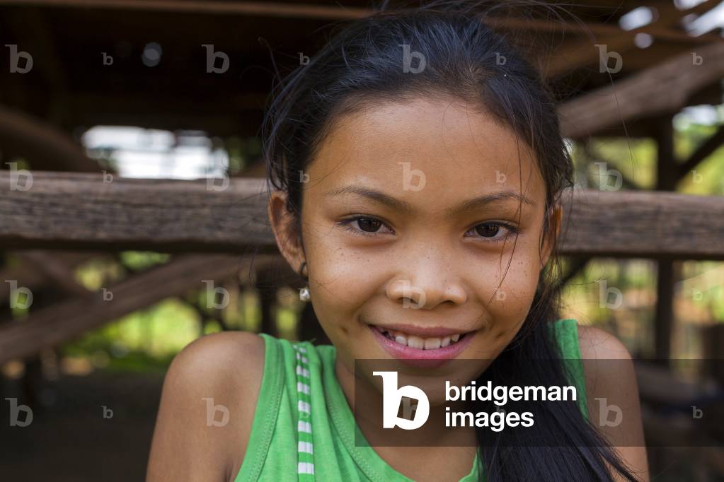 "Primo piano della bellezza naturale di una bambina cambogiana. Kompong khleang villaggio galleggiante" 2013 d