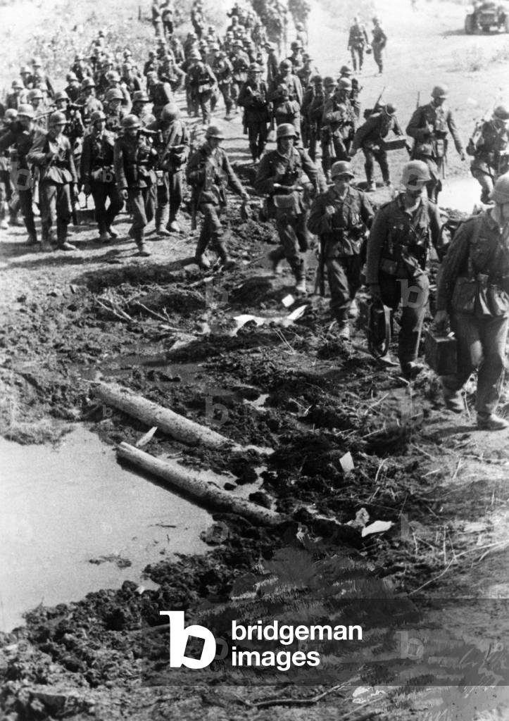 Image of German infantry on the Eastern Front, 1941 (b/w photo)