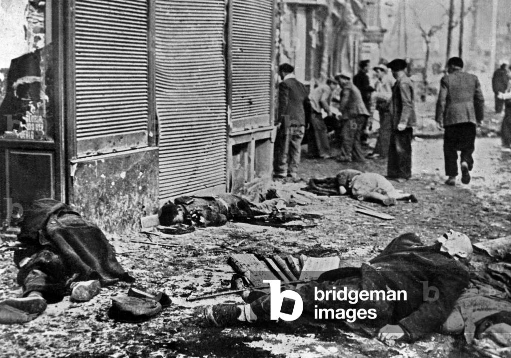 Immagine di Fotografia "Guerra civile in Spagna: vittime dei bombardamenti a Madrid" 1936 di Unknown photograp