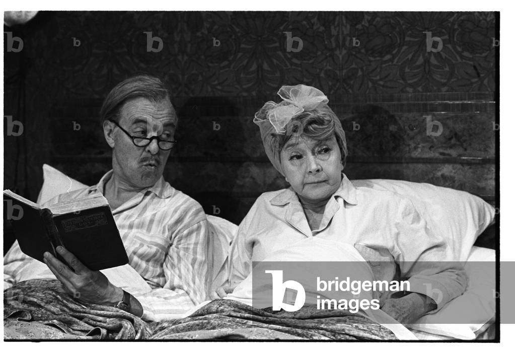 Image de Photographie représentant Farce de la chambre à coucher par John Haynes, b/w