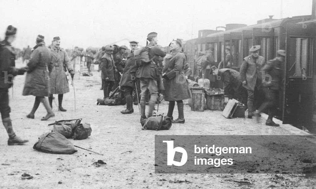 Immagine di Fotografia "Relieved Soldiers Back on Shore" 1916, b/w