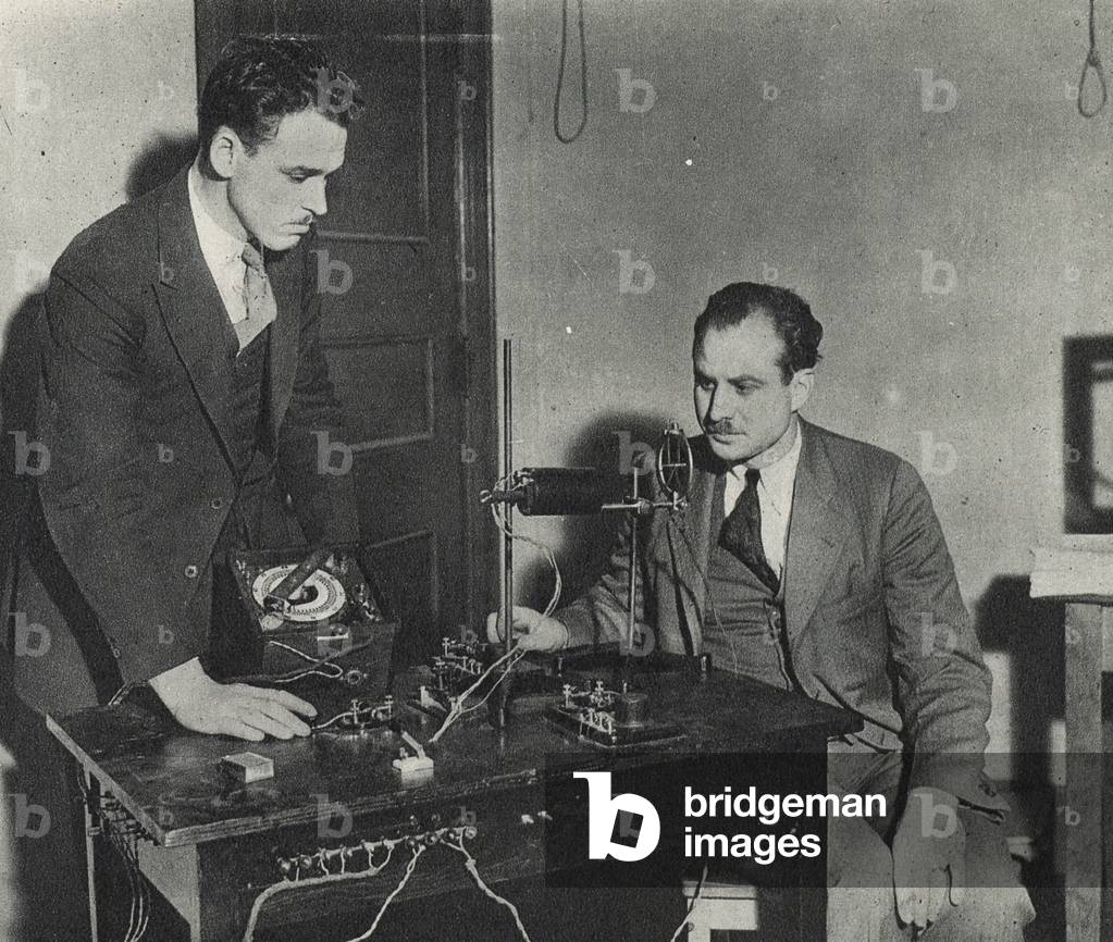 Apparecchio per misurare i tempi di reazione umana (foto b/n)