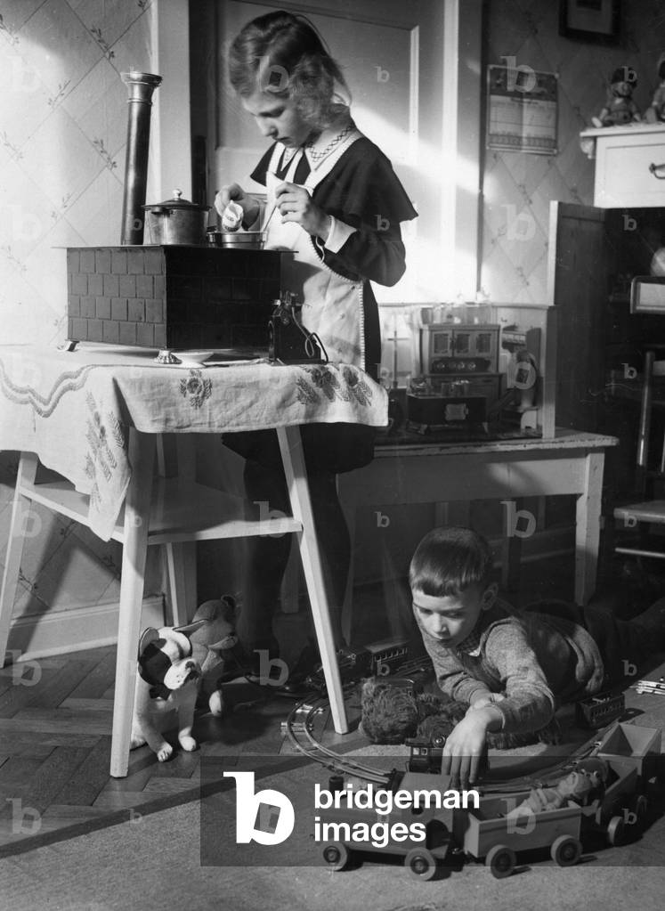 Immagine di Fotografia "Nella camera dei bambini" 1935, b/w