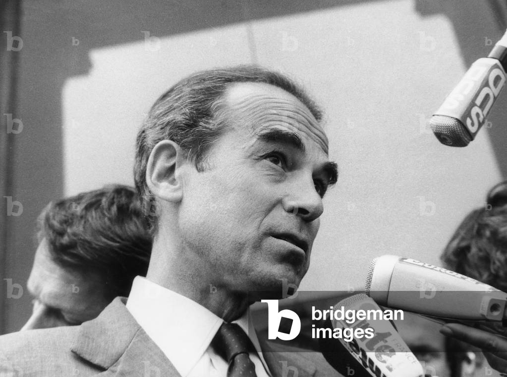 Robert Badinter, Ministro francese della Giustizia, dopo il Consiglio dei ministri, 26 agosto 1981 (foto b/n)
