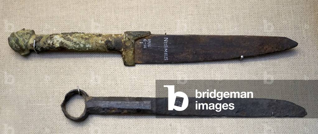 "Coltello in ferro con manico in bronzo" 1