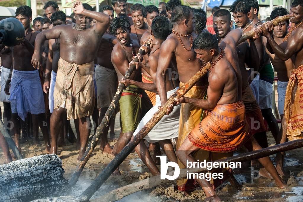 Tra i tanti costumi e rituali che pervade Udappu o Udappuwa, un piccolo villaggio dello Sri Lanka, noto per i 