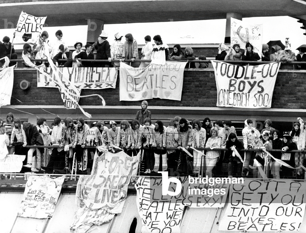 Image of Photography depicting Fans 1966 by Unknown photographer, b/w