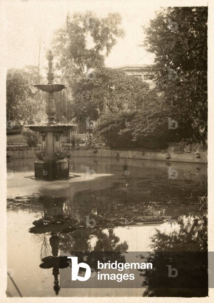 Bild von Fotografie "Brunnen in einem Garten in Ägypten" 1916 von Unknown photographer