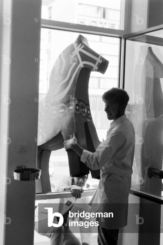 Deux hommes portent le Dalahorse par une fenêtre, Ludvika Sweden 1969