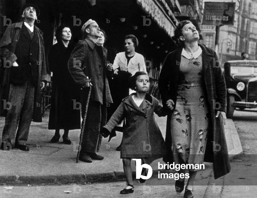 Image of Photography depicting A child and his mother running for shelter 1937 by Unknown photographer, b/w