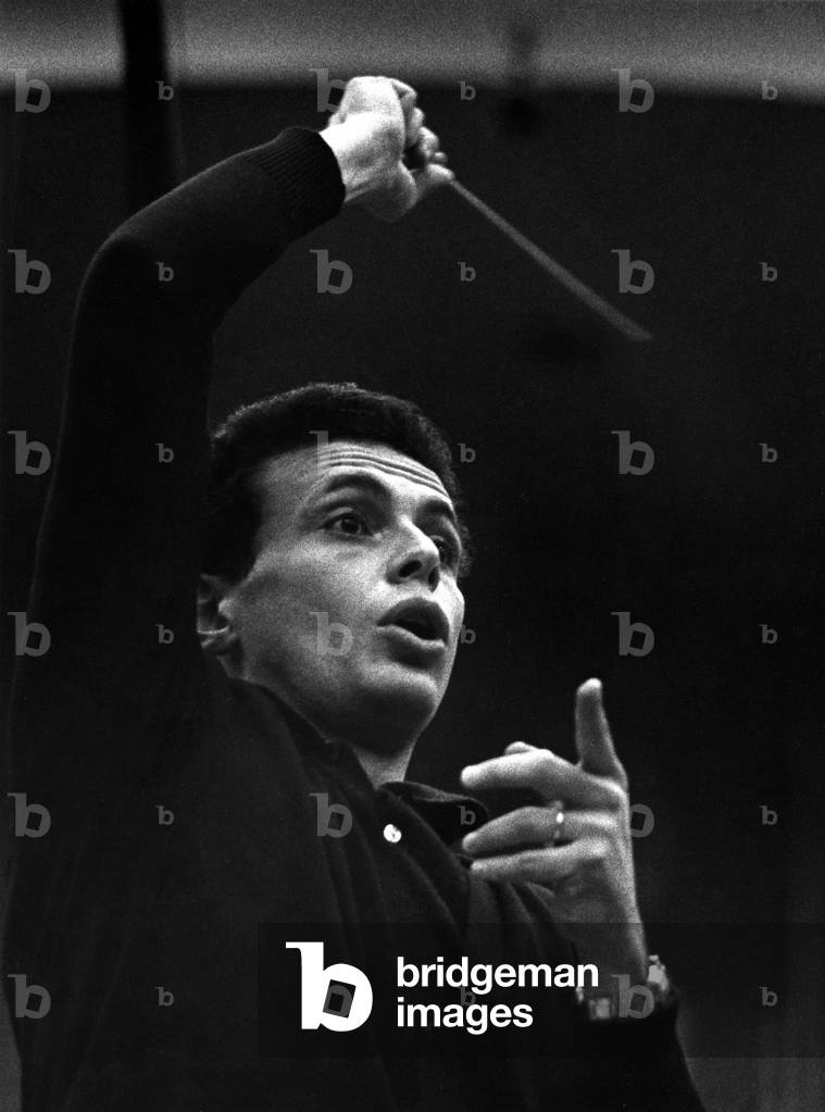 Image de Photographie représentant Lorin Maazel chef d'orchestre par Godfrey Macdominic, b/w