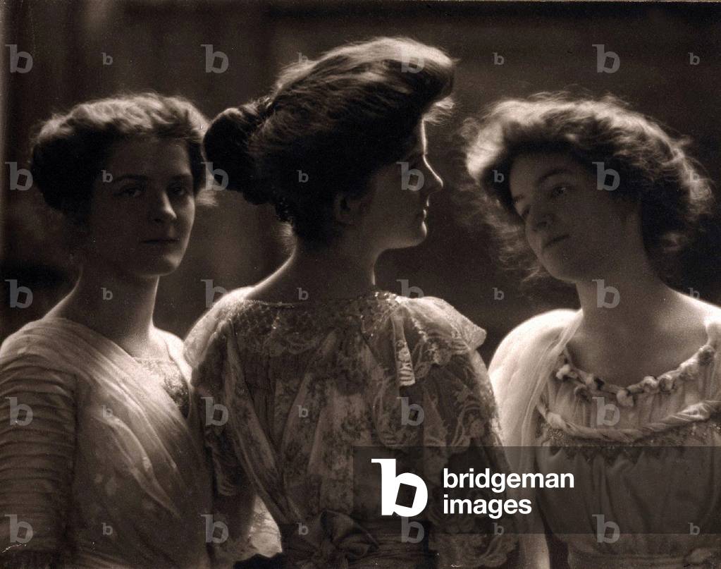 Elias Goldensky (1867-1943) fotografo ritrattista americano. Ritratto di tre donne , 1915 circa