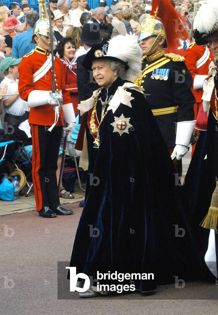 Immagine di Fotografia "La regina Elisabetta II arriva al Castello di Windsor per assistere all'Ordine della G