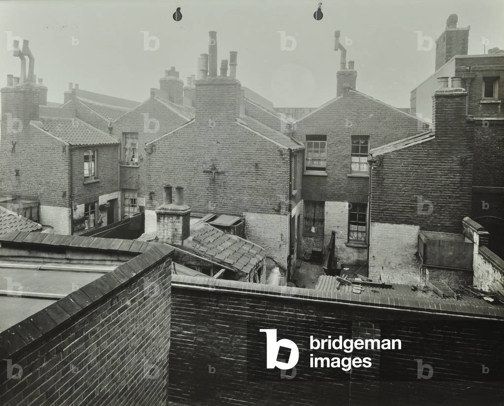 Immagine di Fotografia "Ponton Road: rialtezze posteriori della proprietà" 1918 di English Photographer