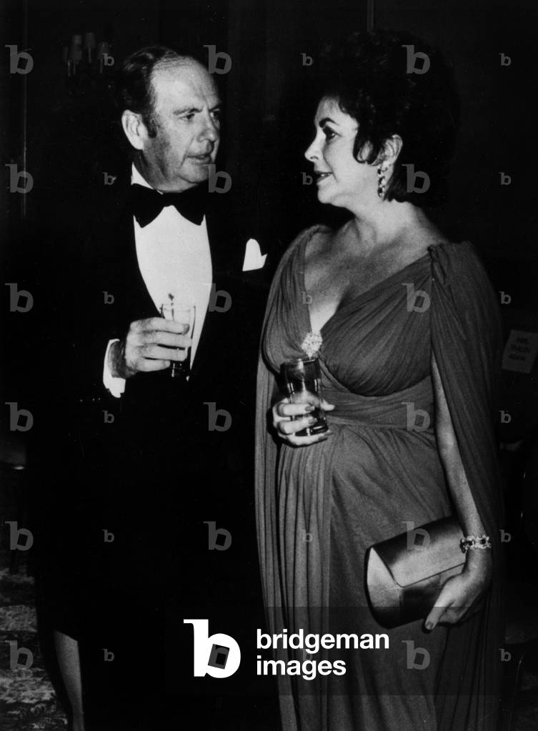 Immagine di Fotografia "Elizabeth Taylor e Boyfriend Victor Luna Agosto 10" 1983 di Unknown photographer, b/w