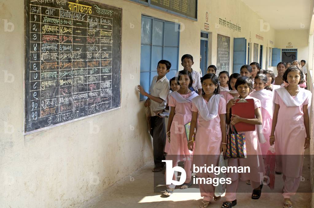 Immagine di Fotografia "Studenti che lasciano la scuola a Ralegan Siddhi vicino a Pune"