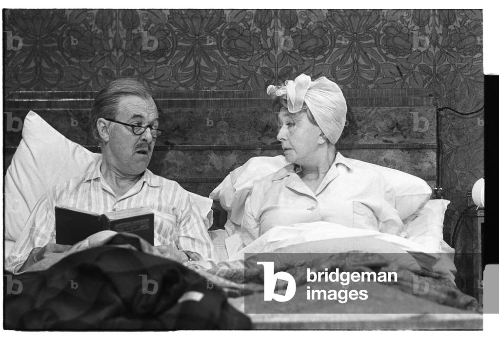 Immagine di Fotografia "La farsa della camera da letto" di John Haynes, b/w
