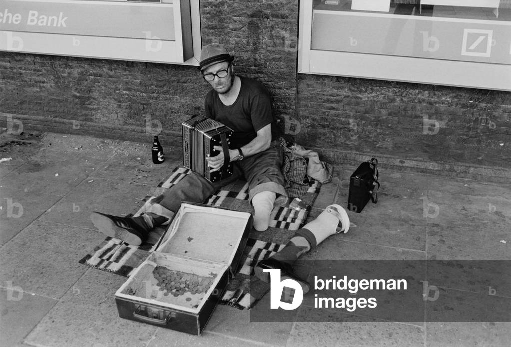 Bild von Fotografie "Obdachlose Straßenmusiker in Hamburg (s/w Foto)", b/w