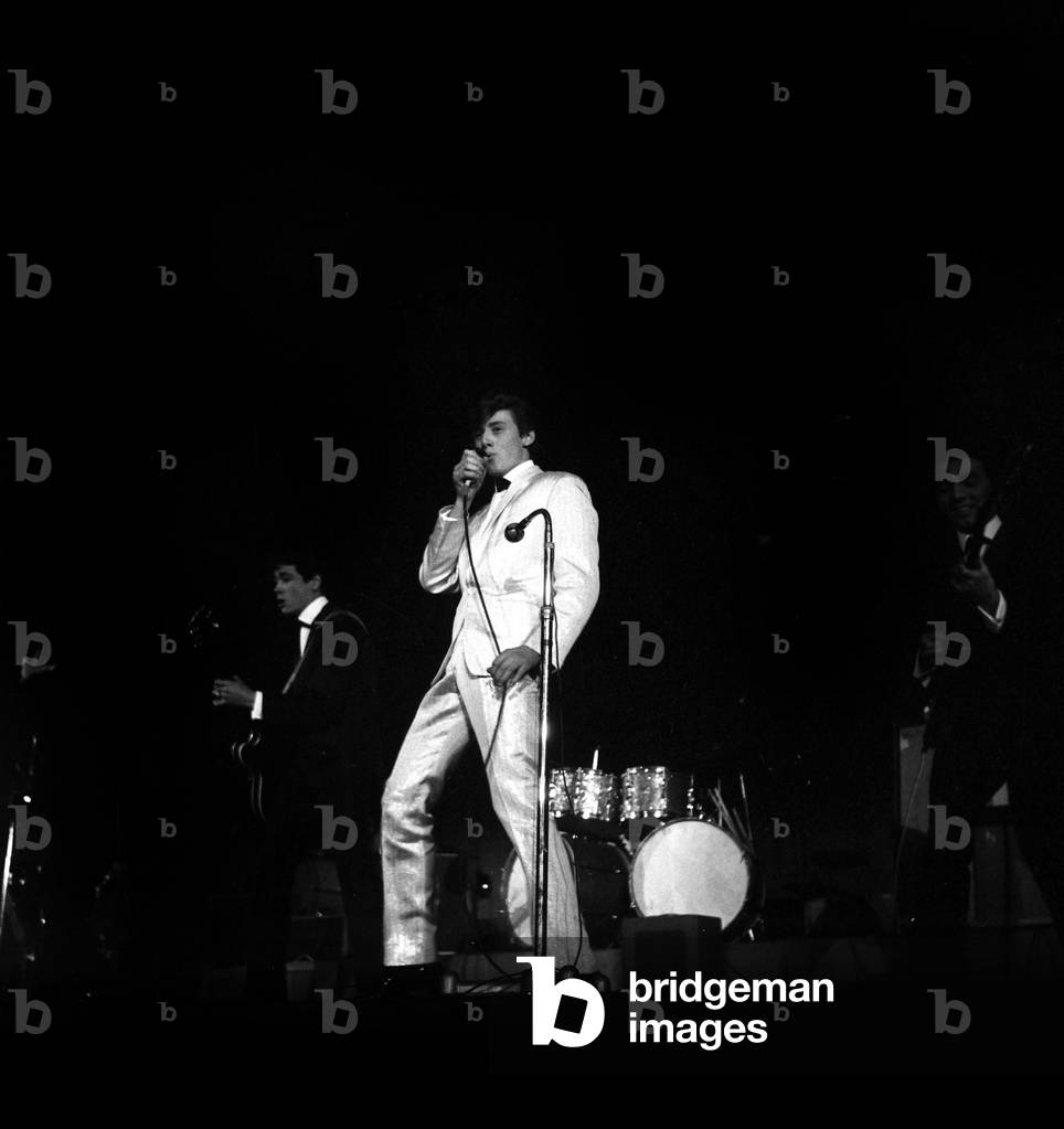 Bild von Fotografie "Der englische Rocksänger Vince Taylor (Brian Maurice Holden) auf der Bühne im Palais des 