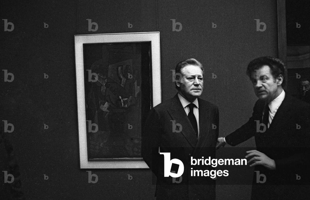 Bild von Fotografie "Maurice Druon Kulturminister bewundert die Gemälde von George Braque während der Ausstell