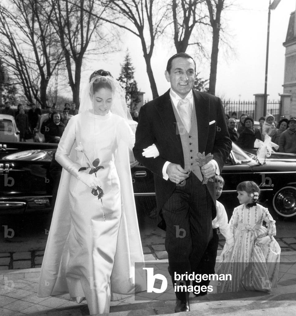 Bild von Fotografie "Schauspieler Lino Ventura bei der Hochzeit seiner Tochter am 5. März 1965 (s/w-Foto)" 196