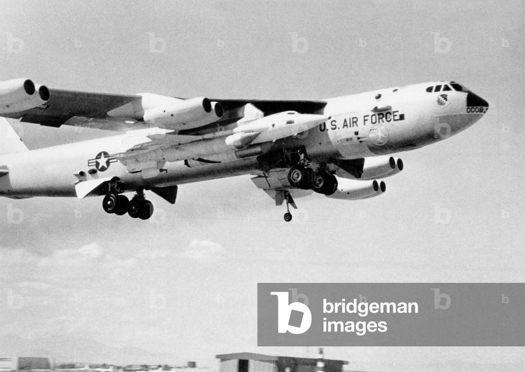 Immagine di Fotografia "L'aereo a propulsione a razzo X15 cavalca sotto l'ala della sua nave madre B52 mentre 