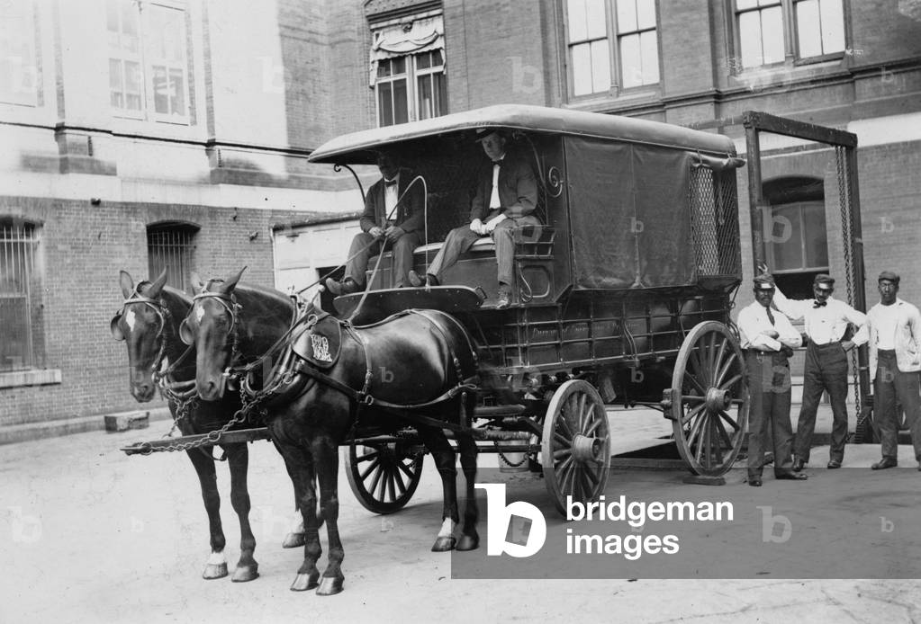 Immagine di Fotografia "Carro trainato da cavalli fuori ufficio di incisione e stampa edificio 1912 (foto)", b