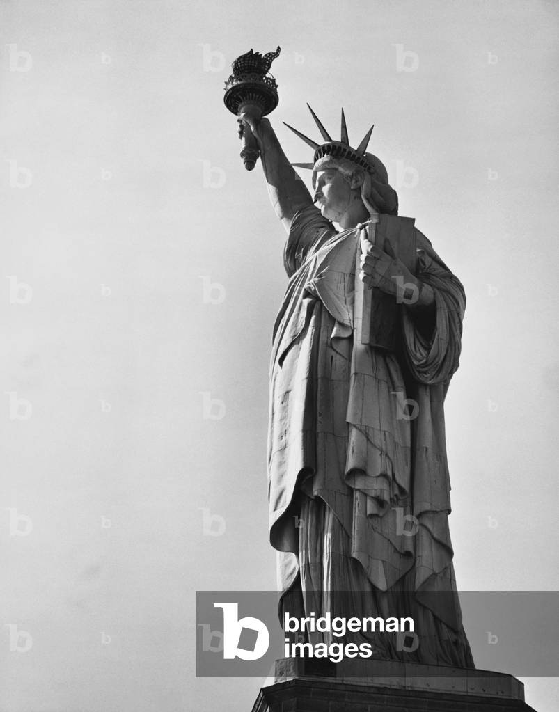 Bild von Fotografie "Blick aus dem unteren Winkel auf eine Statue", b/w
