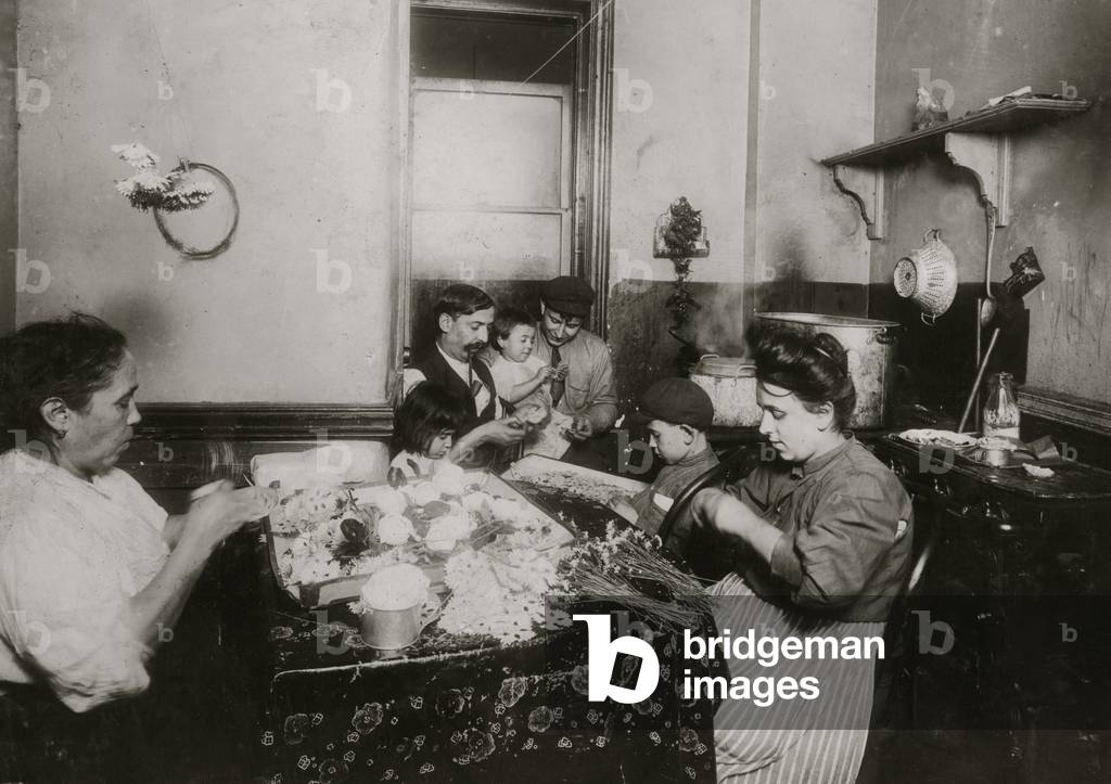 Italienische Familie macht Blumen aus ihrer Mietwohnung 1911 (Foto)