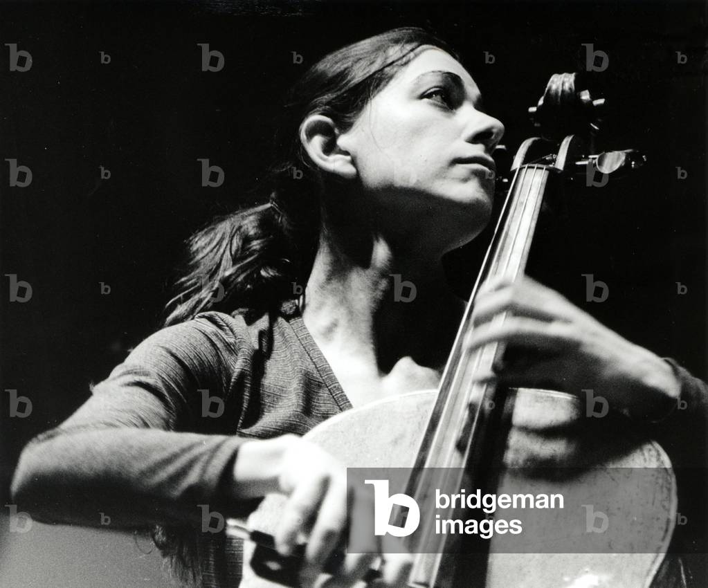 Bild von Fotografie "Natalie Clein spielt sie" von Suzie Maeder, b/w