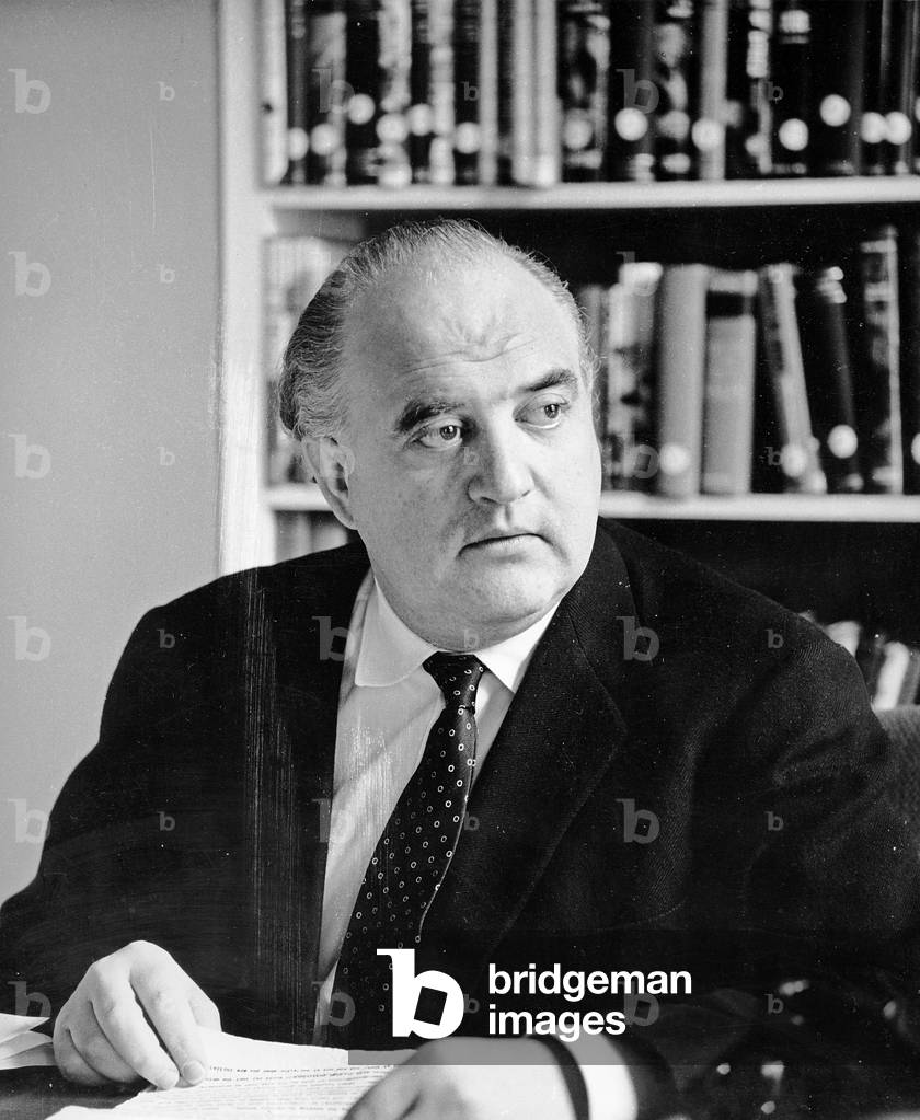 Immagine di Fotografia "Gerge Weidenfeld alla sua scrivania negli uffici di New Bond St" 1963 di Mark Gerson, 