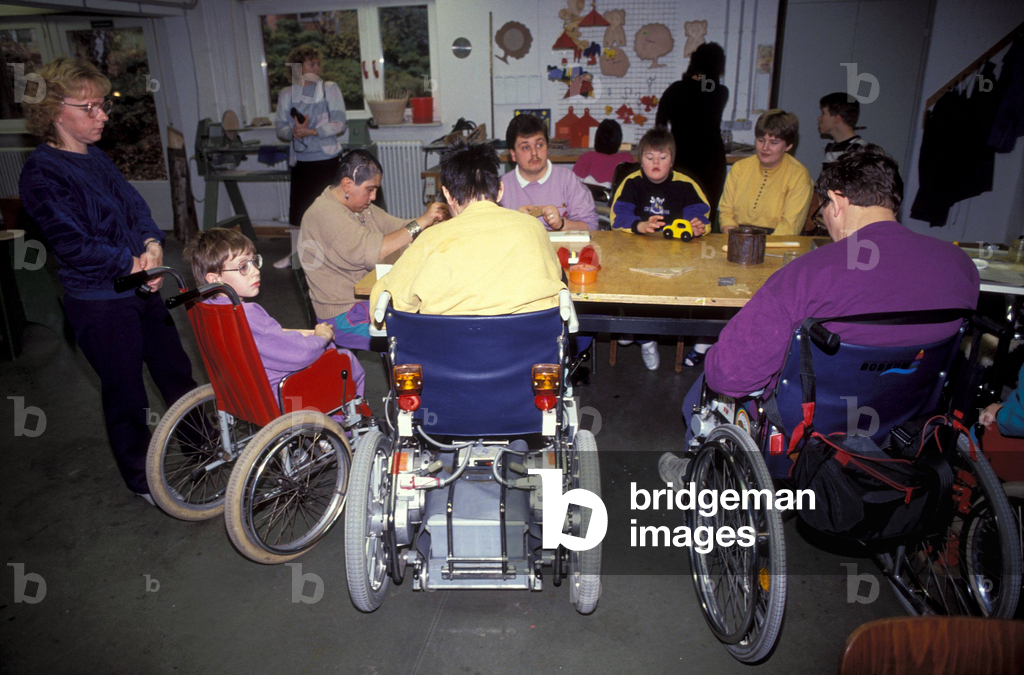 Rollstuhlfahrer in ainer Leipziger Werkstatt für Behinderte, Personen; ..., 1991 (foto)