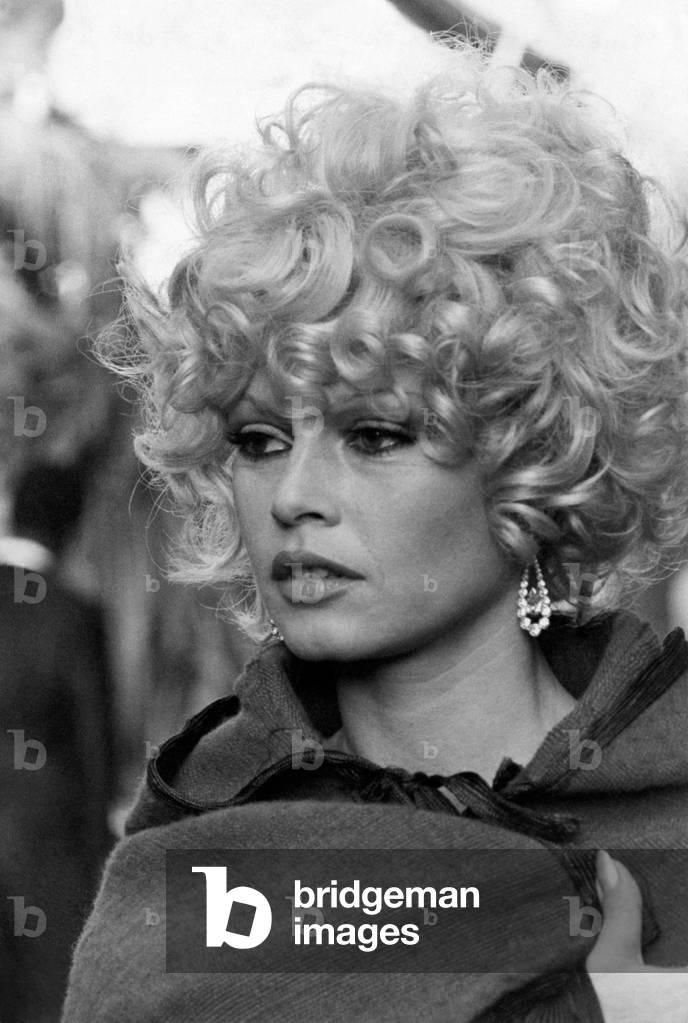 Bild von Fotografie "Brigitte Bardot auf dem Boulevard von Rhum" 1971 von Claude Schwartz, b/w