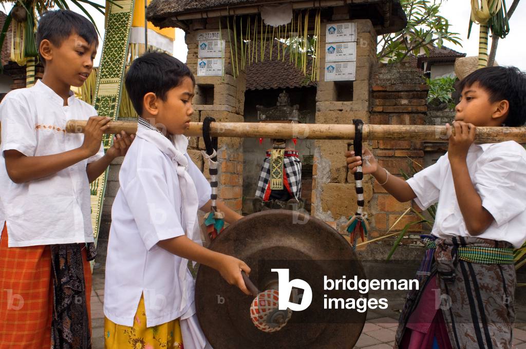 Jeunes jouant de la musique dans les rues d'Ubud par Sergi Reboredo