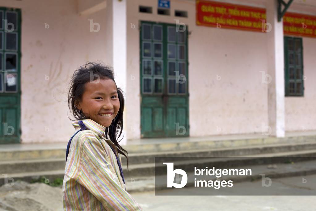 "Una studentessa sorridente fuori dalla scuola. Ban Pho - Lao Cai" 2013 di Salvo Galano
