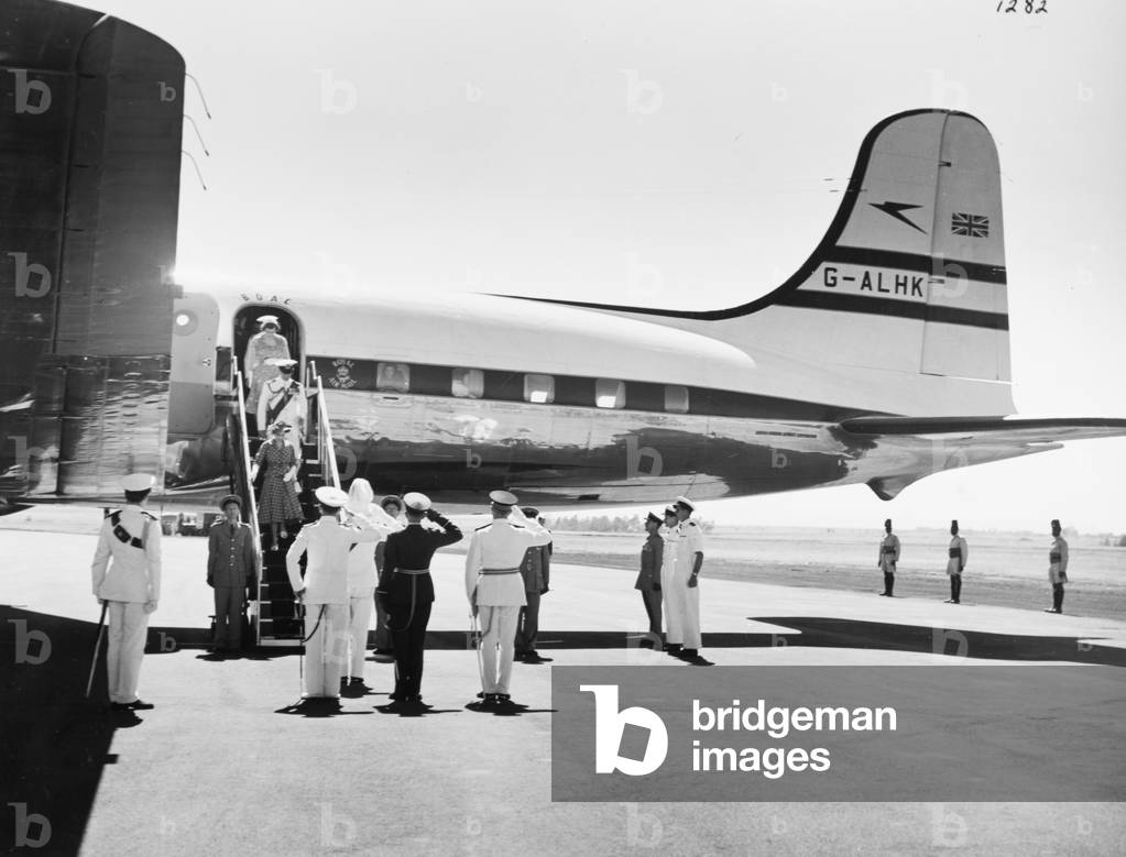 Immagine di Fotografia "Scendendo dall'aereo all'aeroporto di Eastleigh (foto in b/n) [2001/090/1/4/1/11]" 195