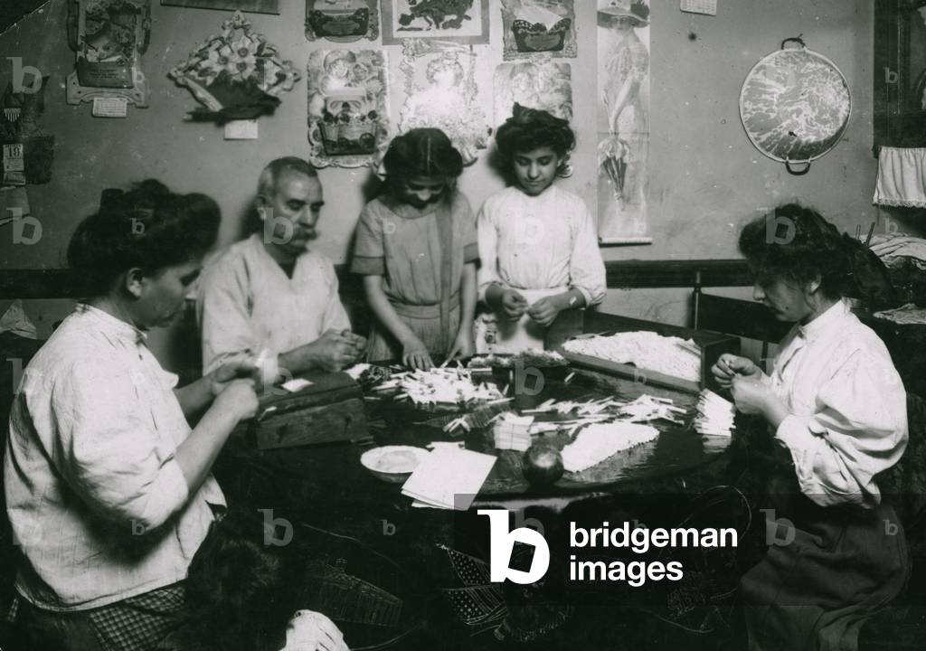 Immagine di Fotografia "Tutta la famiglia rotolando casse di sigarette"