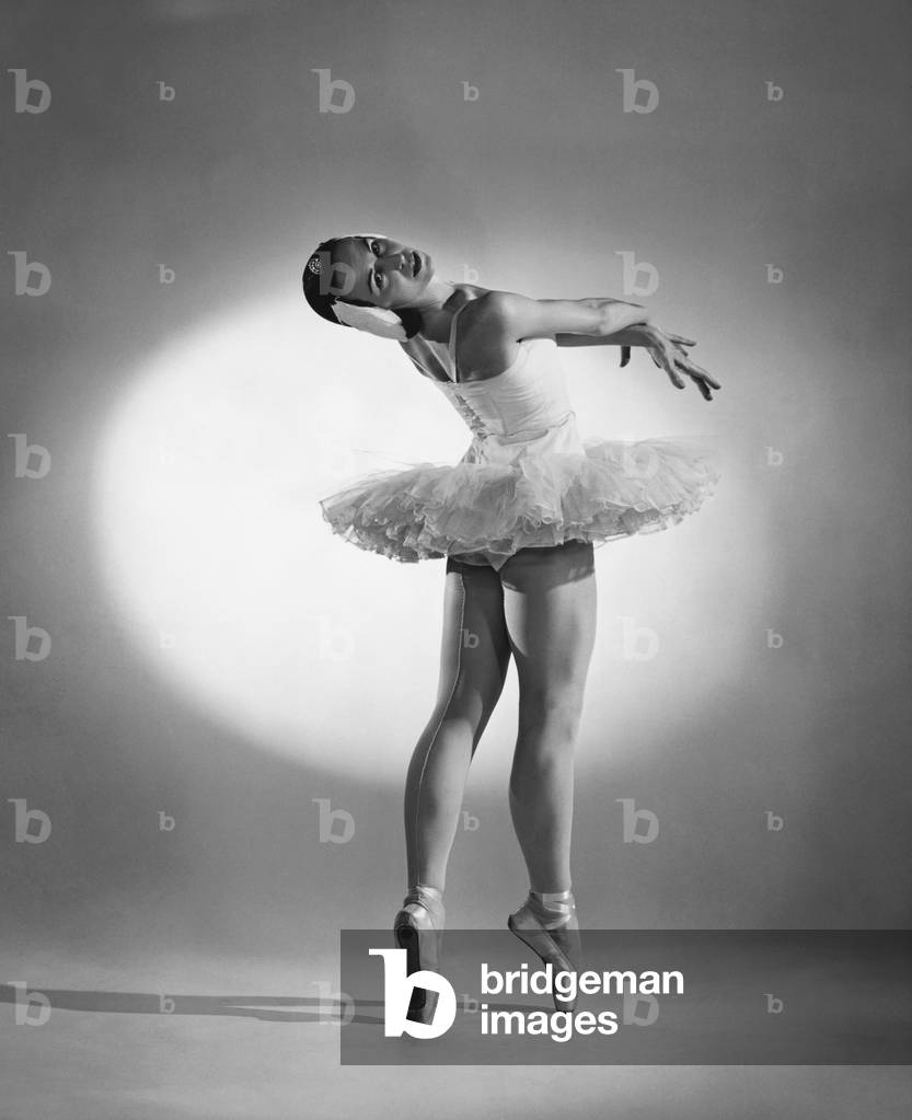 Vista posteriore di una ballerina che balla