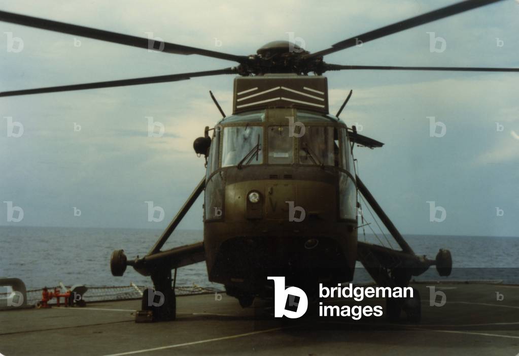 Un elicottero su un portaerei, 1982 (foto)