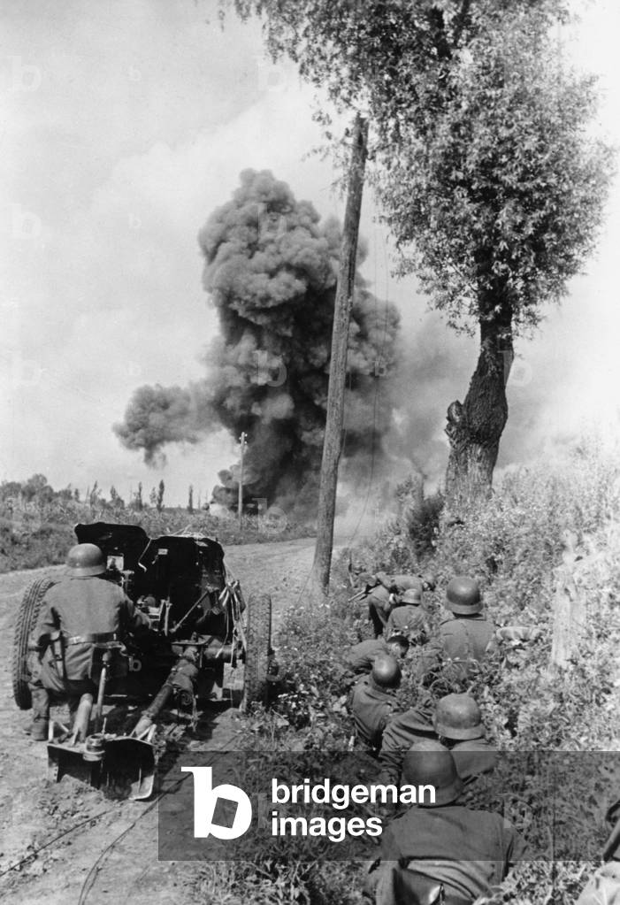 Image of German infantry in action on the Eastern Front, 1941 (b/w