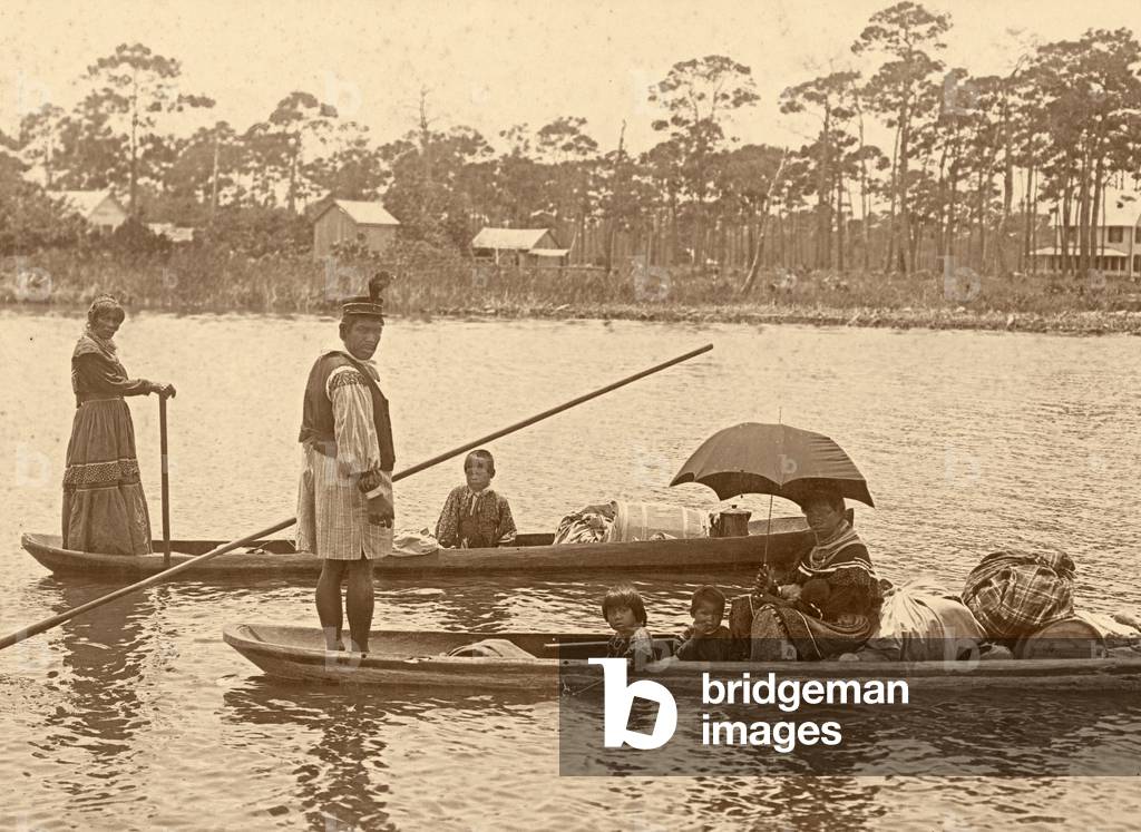 Eine Familie reist in dugout Kanus aus dem Inneren Everglades zu einem der Küstenhandelsstellen, um 1900 (s/w 