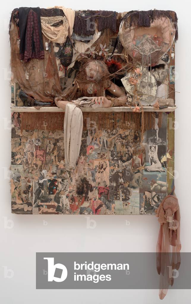 LOOKING GLASS, 1964 (braccia di manichino, pesce soffiato essiccato, legno dipinto, specchio, frange, scarpe, 