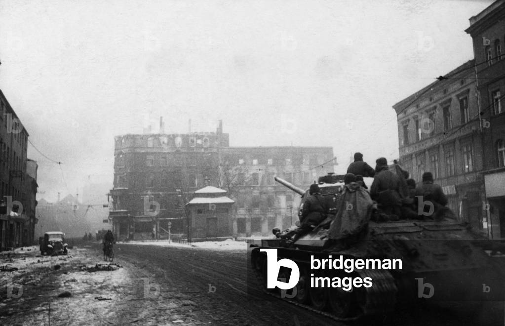 "Un carro armato sovietico e truppe del primo fronte ucraino su una strada a Gleiwitz nella Slesia tedesca il 