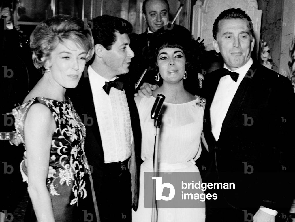 Eddie Fisher, Elizabeth Taylor, Kirk Douglas, anni '60 (foto b/n)