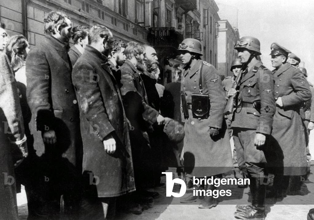 Immagine di Fotografia "Via Nowolipie con Josef Blösche che ferma i rabbini ebrei", b/w