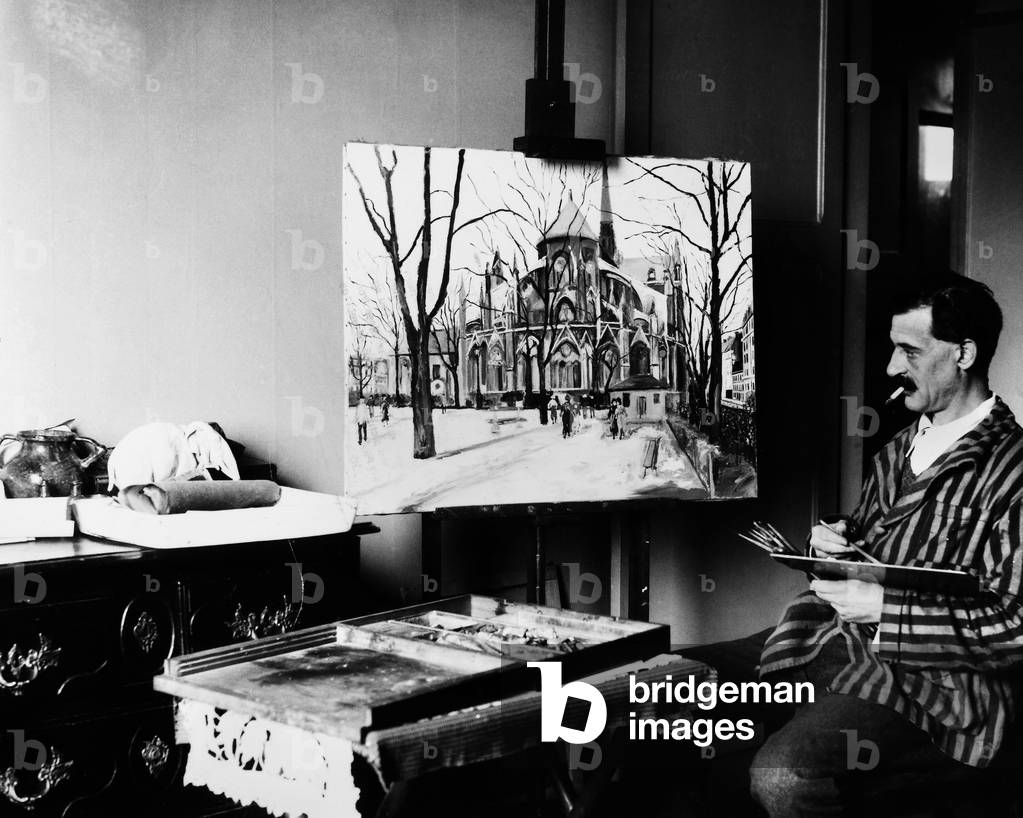 图像Maurice Utrillo painting in his studio c.1930 (b/w photo) by