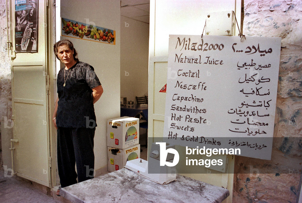 Image de Photographie représentant Femme locale vendant des boissons à Bethléem 1999