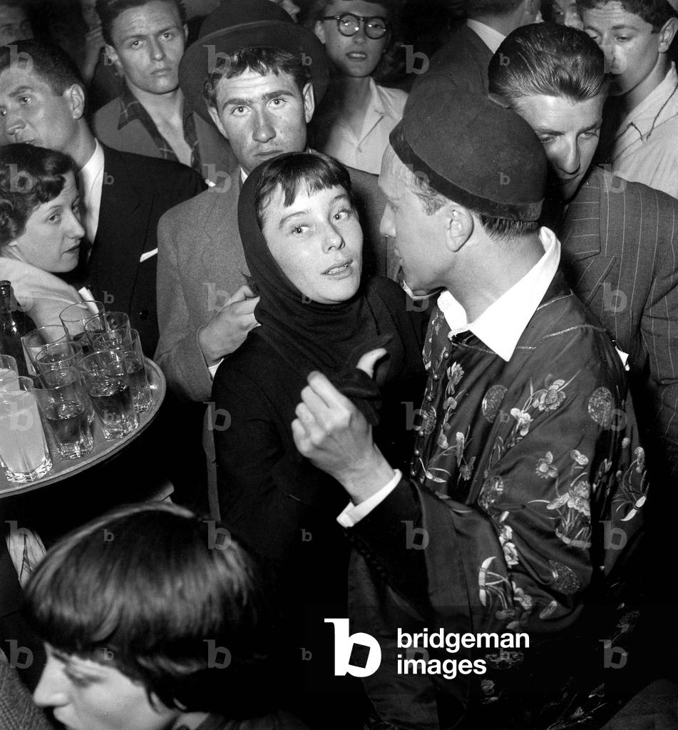 Model Bettina während Party For Thriller Literature Juni 1949 (s/w Foto)